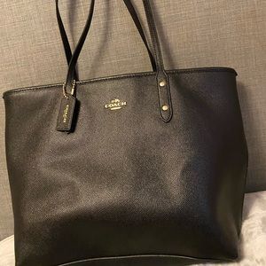 Central Tote With Zip